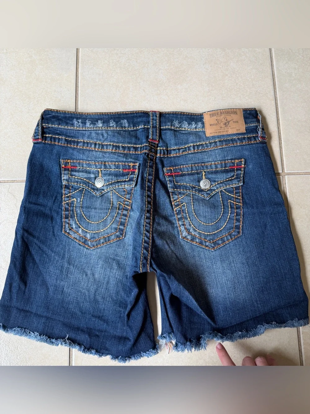 True Religion Women's Mid-Rise Cut-off Big T Shorts MidWash Size 32